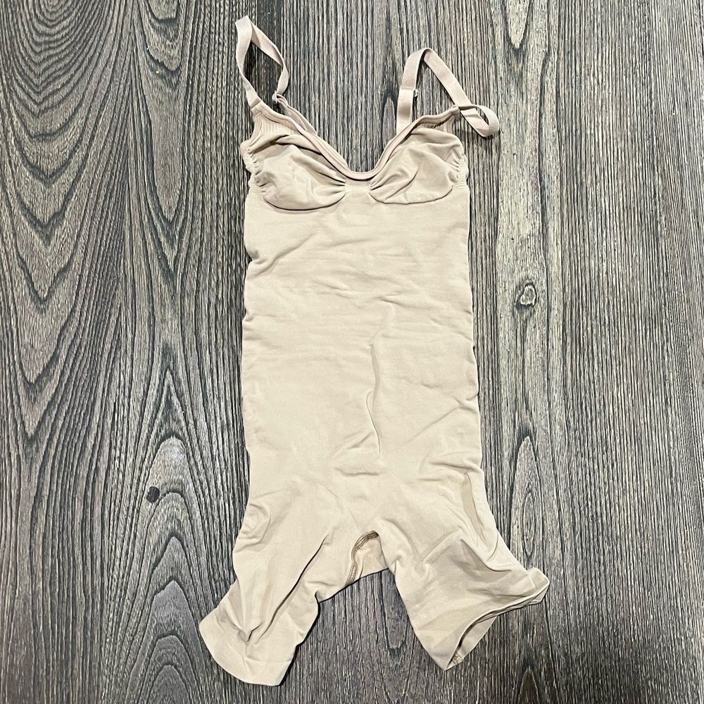 NWOT Skims Sculpting Bodysuit Mid-Thigh Seamless Shapewear Bodycon Sand Size XS